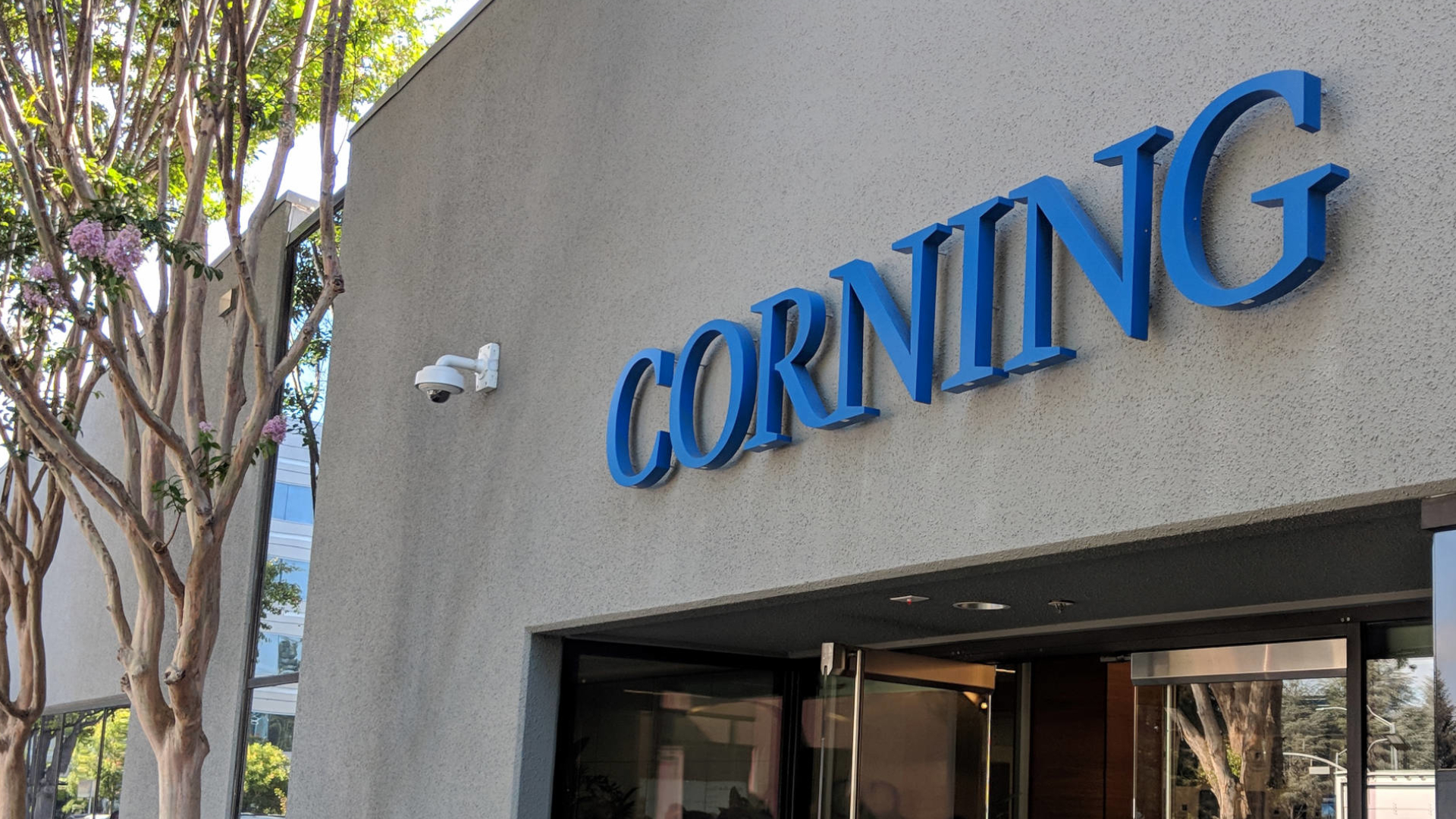 Corning victus. Corning СНГ. Corning incorporated. Corning в Америке. Corning Apples.